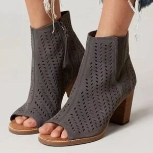 TOMS Majorca Peep Toe Ankle Booties Gray Perforated Suede Leather Women 6‎ Chic